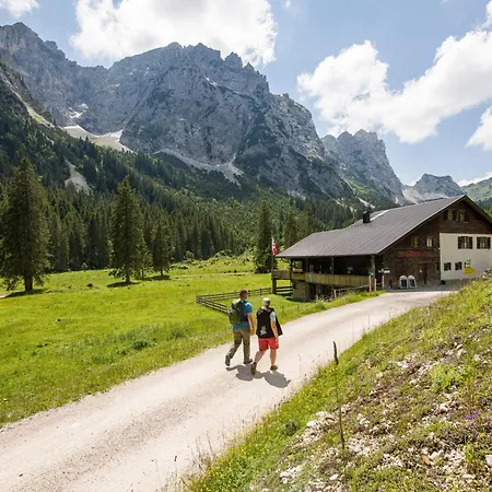 Komfort-ferienwohnung Suedbalkon, Wohnzimmer, 2 Schlafzimmer, Ruhige Lage - Tirol Lägenhet